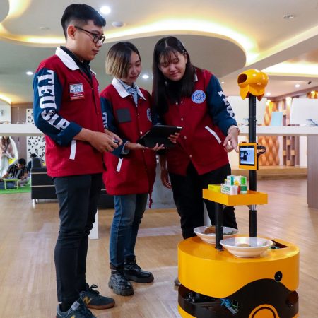 Robot Pengantar Obat dan Makanan diciptakan oleh Mahasiswa Teknik Elektro UBAYA